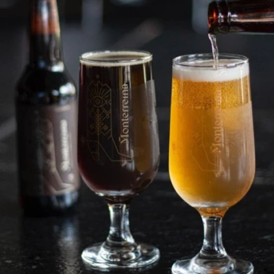 koli-cervezas-artesanales-monterreina.jpg Dos cervezas artesanales Monterreina servidas en copas, una oscura y una clara, destacando su colaboración en KOLI.