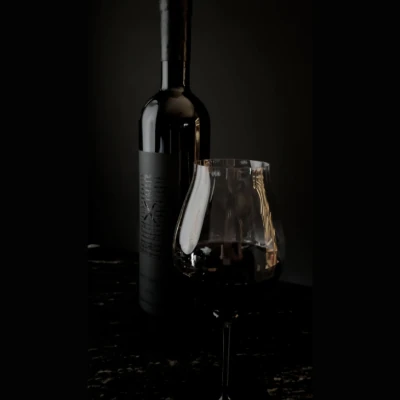 koli-vino-casa-madero-colaboracion.jpg Botella y copa de vino tinto, colaboración especial entre KOLI y Casa Madero, resaltando elegancia y maridaje de alta gastronomía.