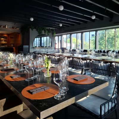 Salón de KOLI preparado para un evento privado. Decorado con copas.
