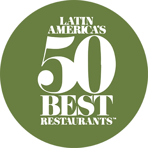 Logo de Latin America’s 50 Best Restaurants, reconocimiento internacional que incluye a KOLI dentro de la lista de los mejores restaurantes de la región, destacando su innovación y propuesta culinaria.