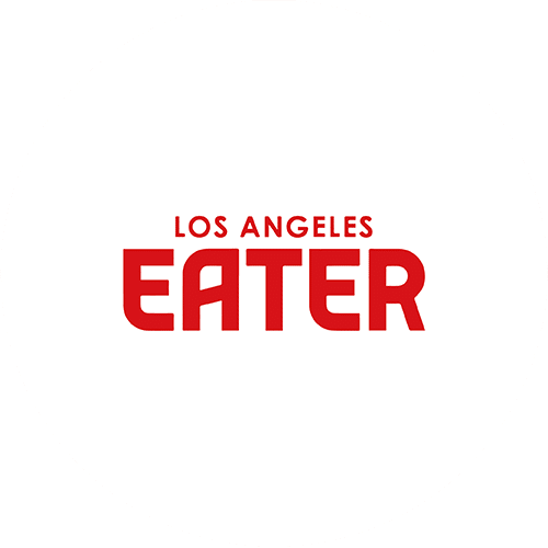 Logo de Los Angeles Eater, medio especializado en gastronomía que resalta tendencias, chefs y experiencias culinarias, mostrando el reconocimiento internacional de KOLI en la escena gastronómica.