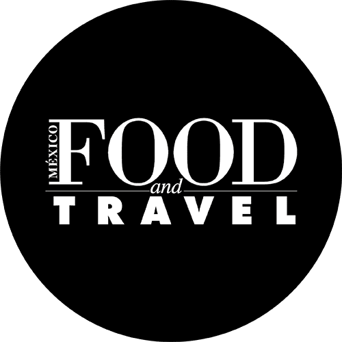 Logo de la revista Food and Travel, publicación internacional enfocada en experiencias gastronómicas y de viajes que ha destacado a KOLI en su propuesta culinaria.